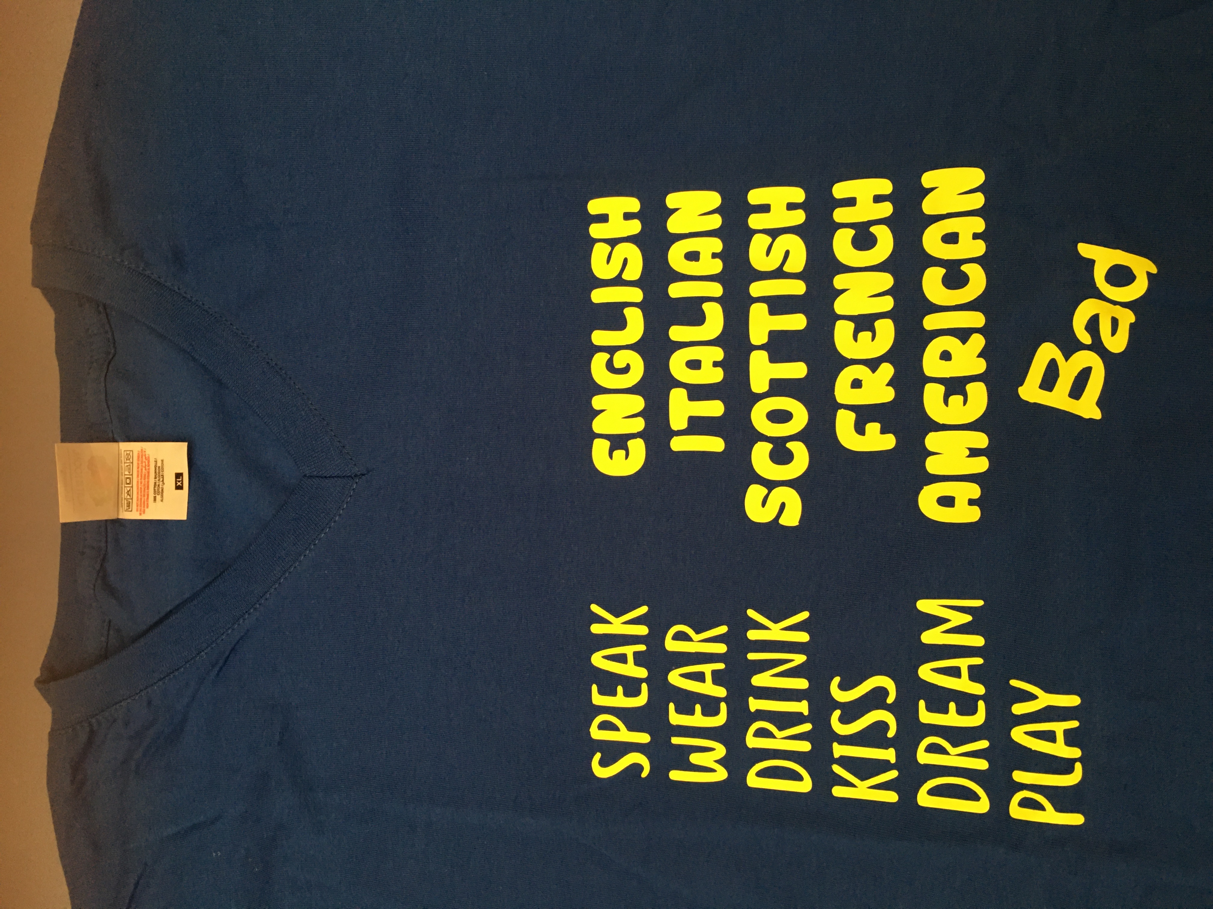 Unisex T-shirt déjà floqué "Speak Wear Drink"